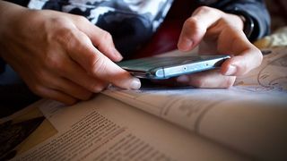 Un avocat spune că nefolosirea telefoanelor în timpul orelor de curs este legală.