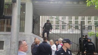 Poliția s-a deplasat de urgență la fața locului, unde l-a găsit pe băiat stând pe câmp cu arma.