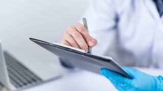 Problemele au &icirc;nceput &icirc;n urmă cu c&acirc;teva zile c&acirc;nd mama a sesizat c&acirc;teva pete albastre pe corpul fetei