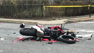 Un motociclist a rămas încarcerat sub un autoturism, după ce un șofer s-a urcat cu mașina peste el