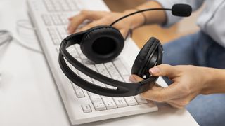 VIDEO - Nou proiect USR adoptat &icirc;n Senat: Apelurile din call-center trebuie preluate &icirc;n maximum 5 minute de operator un uman