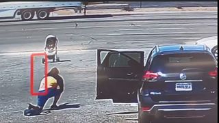 VIDEO. Momentul șocant în care un cărucior cu un bebeluș se îndreaptă spre autostradă după ce bunica lui a căzut