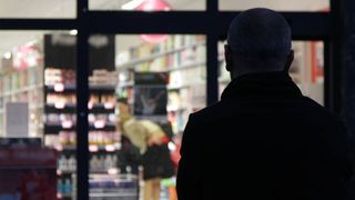 VIDEO - Un individ din Capitală i-ar fi furat 8.000 de lei din borsetă unui alt bărbat. Acesta și-a urmărit victima până în liftul unui bloc