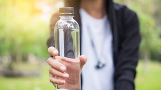 Un deținut a murit după ce a băut prea multă apă