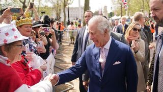 VIDEO - Se fac ultimele pregătiri pentru încoronarea regelui Charles al III-lea. Familia regală a venit în mijlocul admiratorilor strânși în fața Palatului Buckingham