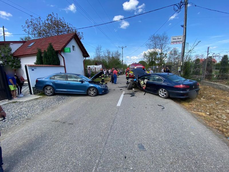 FOTO - Accident rutier grav pe Valea Avrigului. O fetiță de patru ani și o femeie au fost transportate la spital