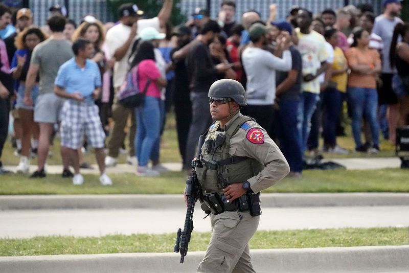 Un grup medical din zona Dallas a declarat că tratează victime de până la 5 ani din împușcăturile de sâmbătă.