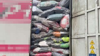 TIR cu 10 tone de haine second-hand din Germania, întors din vama Petea în Ungaria
