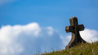 Un individ a fost reținut după ce le-a agresat pe fosta concubină şi pe mama ei într-un cimitir