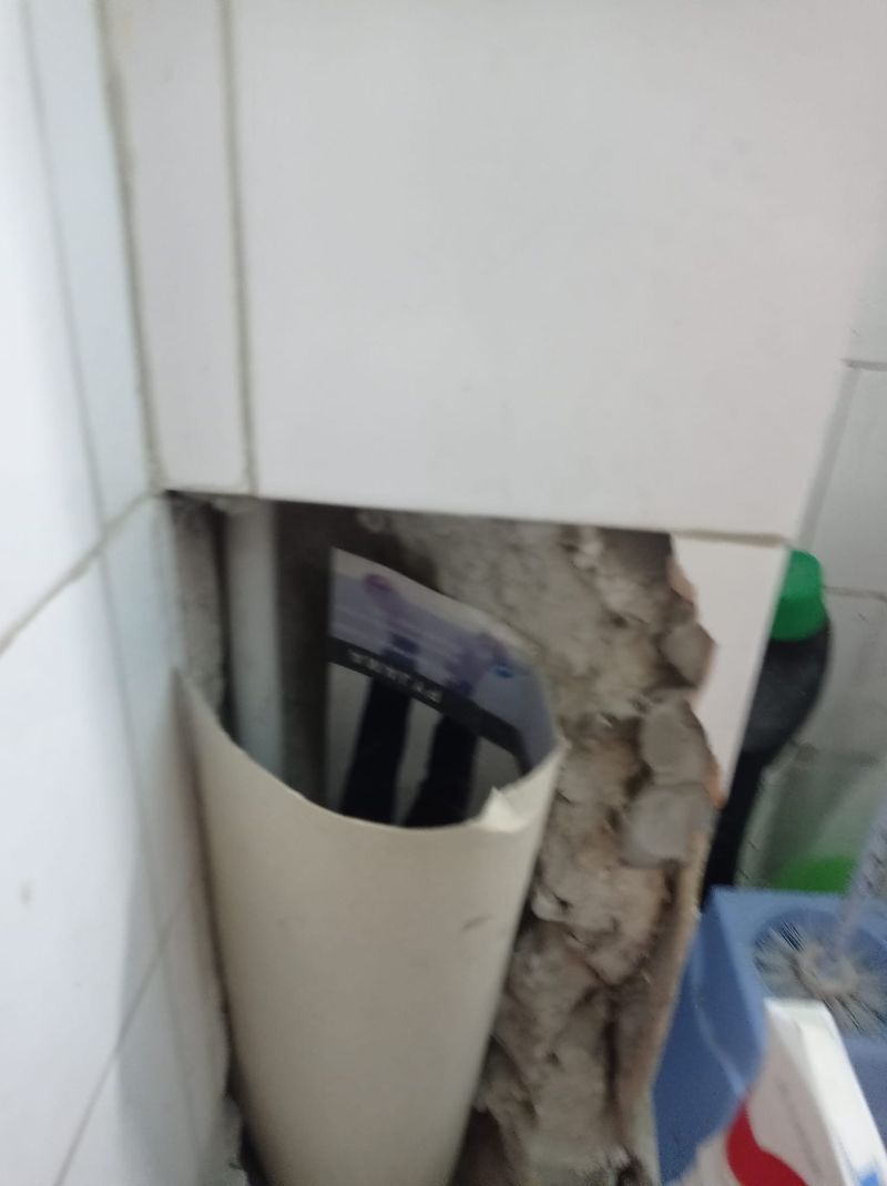 Cum a reușit „Dorel” să-i distrugă casa unui bărbat din Cluj. Instalatorul a folosit „metoda borcanul”: „Se aude cum picură!”