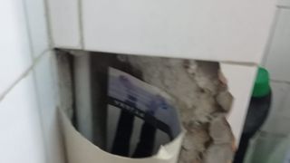 Cum a reușit „Dorel” să-i distrugă casa unui bărbat din Cluj. Instalatorul a folosit „metoda borcanul”: „Se aude cum picură!”