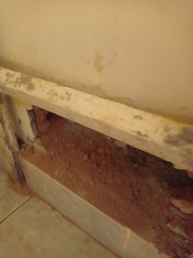 Cum a reușit „Dorel” să-i distrugă casa unui bărbat din Cluj. Instalatorul a folosit „metoda borcanul”: „Se aude cum picură!”