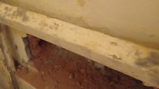 Cum a reușit „Dorel” să-i distrugă casa unui bărbat din Cluj. Instalatorul a folosit „metoda borcanul”: „Se aude cum picură!”