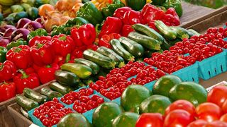 O anchetă a Inspectoratului Judeţean de Poliţie Buzău a scos la iveală faptul că doi comercianți din comuna Glodeanu Sărat foloseau substanțe toxice pentru fructe și legume.