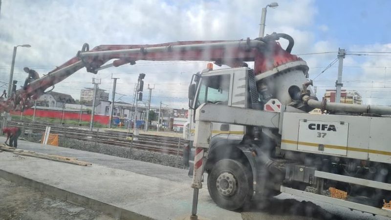 Bărbatul a fost transportat de urgență la Spitalul Județean de Urgență din Deva, dar din cauza rănilor mult prea grave, nu a supravieţuit