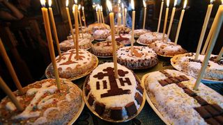 Sf. Constantin și Elena 2023. Ce se dă de pomană &icirc;n această zi? Este sărbătoare cu cruce roșie!