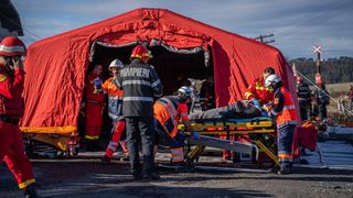 Plan Roșu de Intervenție în Buzău. Un autocar cu 32 de persoane s-a răsturnat