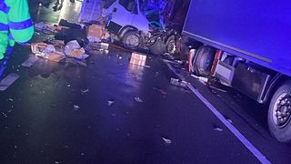 O persoană a decedat în urma unui accident pe DN2, între o autoutilitară şi un camion 
