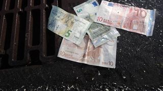 Urmărire ca în filme pe străzile din Belgia. Șoferul a aruncat pe geam zeci de mii de euro pentru a scăpa de polițiști