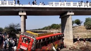Autobuz căzut de pe pod, în India. Râul era complet uscat, iar autobuzul aglomerat s-a zdrobit de pământ. 