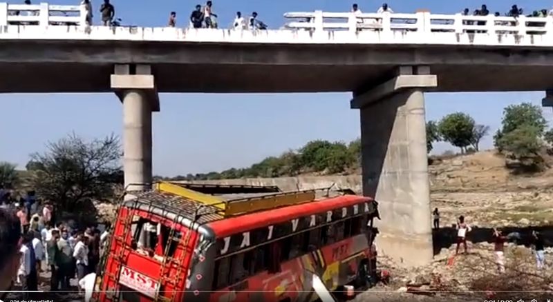Autobuz căzut de pe pod, în India. Râul era complet uscat, iar autobuzul aglomerat s-a zdrobit de pământ. 