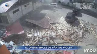 VIDEO- Vremea rea a făcut ravagii în Bistrița Năsăud! Vântul a distrus acoperișul unei locuințe și a avariat mai multe mașini