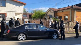 VIDEO - Miraj Tzunami, fratele lui Tzancă Uraganu, evacuat din casă cu mascații