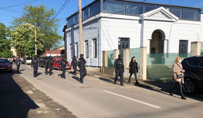 Manelistul nu ar fi plătit întreaga sumă pentru casa în care stă în termenul stabilit.