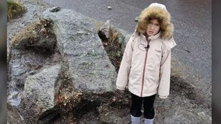 O fetiță de 8 ani a descoperit o comoară neașteptată chiar lângă școală