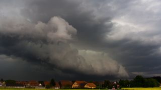 VIDEO - O vijelie a făcut prăpăd în Bistrița. Acoperișul unui bloc a fost smuls și aruncat peste mașini