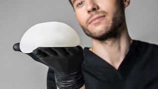 O t&acirc;nără a ajuns la spital după ce implantul mamar i-a explodat