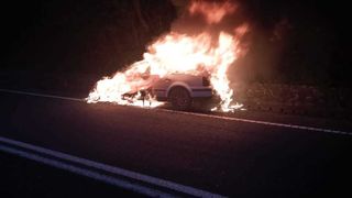 Un autoturism a fost cuprins de flăcări în Hunedoara. Circulația pe DN 66 a fost întreruptă