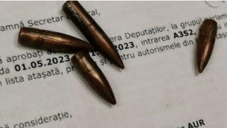 Patru cartușe letale au fost descoperite &icirc;n geanta unei femei, reprezentant AUR la accesul &icirc;n clădire.