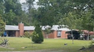 O fată de 14 ani, &icirc;mpușcată &icirc;n ceafă &icirc;n timp ce se juca "de-a v-ați ascunselea" &icirc;n curtea unui vecin