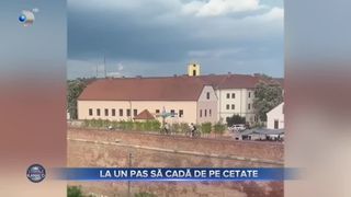 VIDEO- Imagini &icirc;ngrijorătoare au fost surprinse &icirc;n Oradea! Doi copii s-au urcat pe zidul cetăţii cu bicicleta