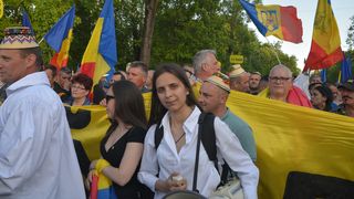 Tânăra a fost eliberată de la secția de poliție, dar a refuzat să stea de vorbă cu jurnaliștii care erau de față.