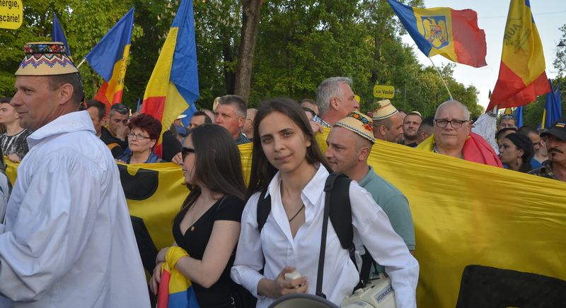 Tânăra a fost eliberată de la secția de poliție, dar a refuzat să stea de vorbă cu jurnaliștii care erau de față.