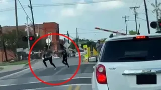 Momentul în care o mamă și fiica sa scapă cu viață, înainte ca mașina lor să fie lovită de un tren