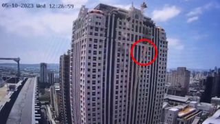 VIDEO. Momentul șocant în care o macara cade de pe un zgârâie-nori și spulberă un tren în mers. Tragedia a fost filmată