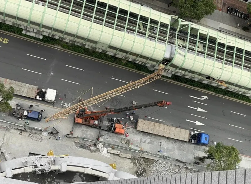 Macaraua căzută pe un tren de pasageri