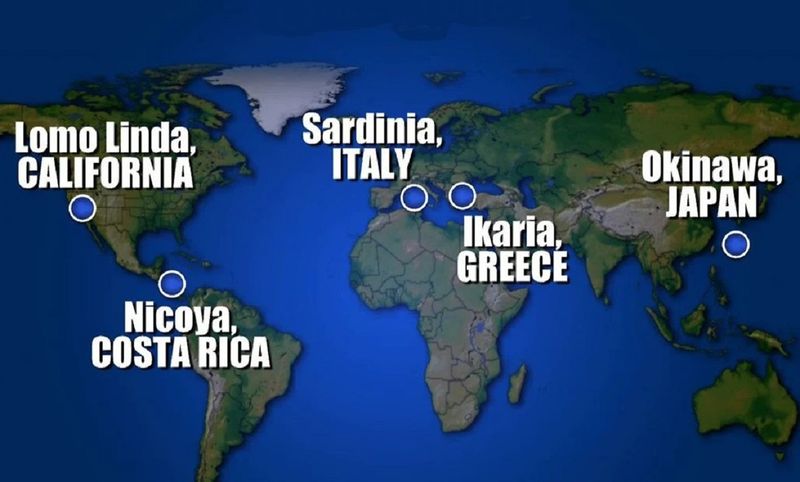 De ce oamenii trăiesc peste 100 de ani în cele cinci "zone albastre" ale planetei