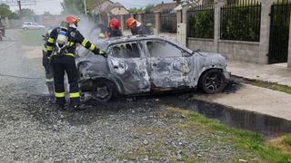 FOTO- Incendiu într-o localitate din Timișoara: flăcările s-au manifestat la un autoturism electric