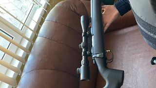 Tatăl copilului care a adus arma la şcoală a fost amendat cu 5.000 de lei