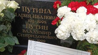 Biletul lăsat pe mormântul părinților lui Putin