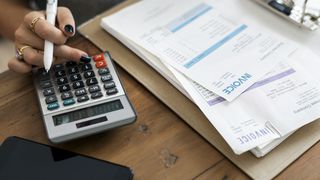 VIDEO - Facturile la energie primite cu întârziere vor putea fi plătite și cu banii de pe cardul de energie