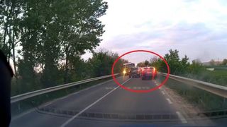 Inconștiența putea provoca o adevărată tragedie! Un șofer a fost c&acirc;t pe ce să fie strivit de autospecialele ISU