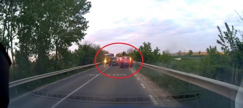 Inconștiența putea provoca o adevărată tragedie! Un șofer a fost cât pe ce să fie strivit de autospecialele ISU