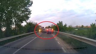 Inconștiența putea provoca o adevărată tragedie! Un șofer a fost cât pe ce să fie strivit de autospecialele ISU