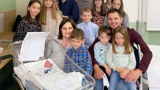 Bucurie mare &icirc;ntr-o familie de rom&acirc;ni din Italia! Au &icirc;nt&acirc;mpinat sosirea pe lume a celui de-al 13-lea copil