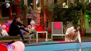 Incredibil cu ce s-a &icirc;mbrăcat această concurentă la primul date  &icirc;n Casa Iubirii! Reacția lui Patrick: &bdquo;I-ați halatul pe tine!&rdquo;